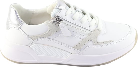 Witte Gabor Rollingsoft sneaker met zilveren accenten en ritssluiting, vanaf de zijkant gezien.