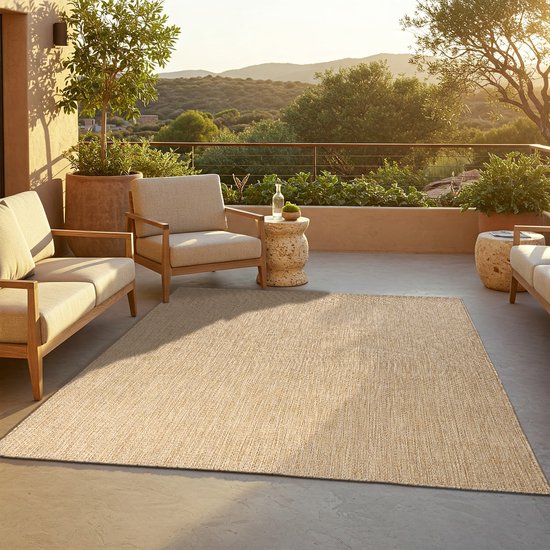 Balcon avec coin salon et un tapis beige tissé plat au coucher du soleil.