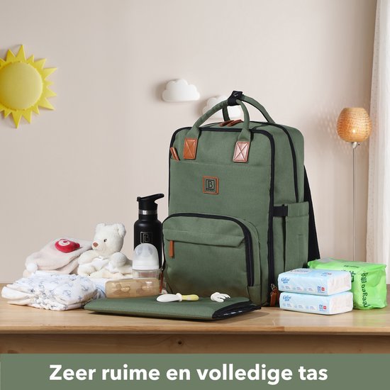 Groene luiertas met bruine accenten, omringd door babybenodigdheden op een houten tafel.
