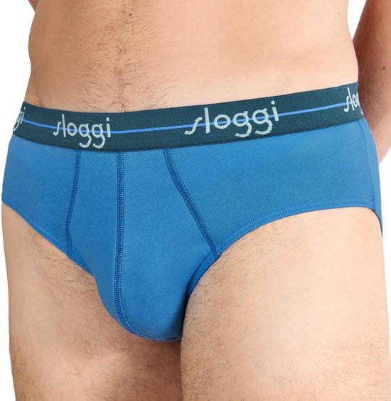 Blauwe Sloggi slip met horizontale naden op de voorkant en een donkerblauwe tailleband met het Sloggi logo.