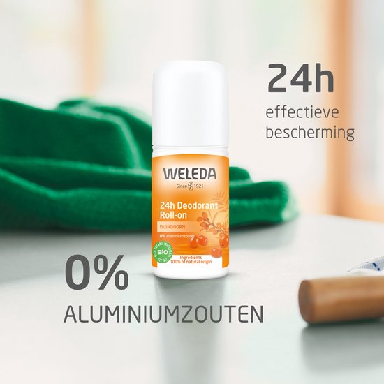 Weleda 24h Deodorant Roll-on Duindoorn met afbeelding van duindoornbessen, naast een groene handdoek.