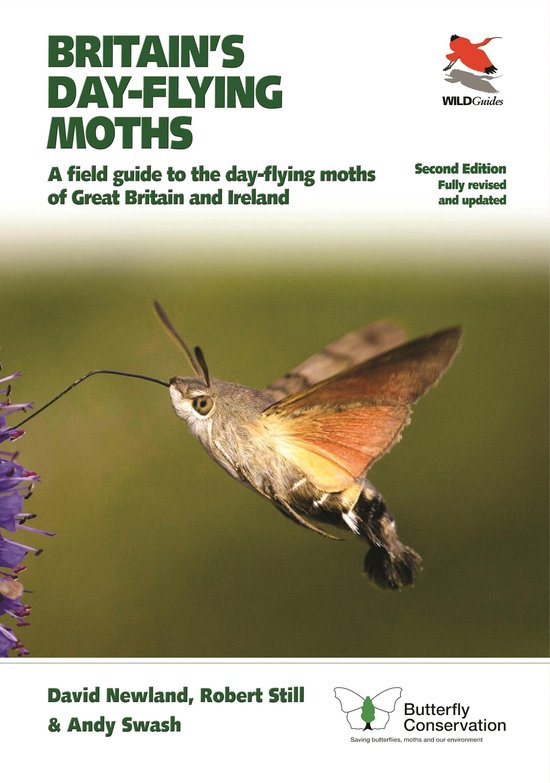 Boekomslag: "Britain's Day-Flying Moths", een veldgids. Een kolibrievlinder vliegt naar een paarse bloem.