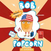 Bob Popcorn, een pop met een Amerikaanse vlag pet, houdt een kleine Amerikaanse vlag vast en draagt een koffer. "Popcorn in Amerika".