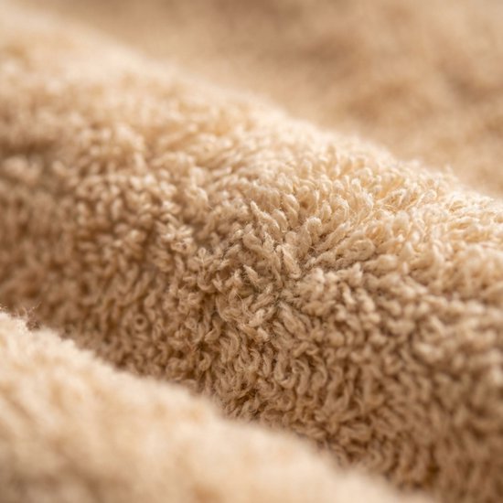 Gros plan détaillé de la texture sableuse et moelleuse d'une serviette.