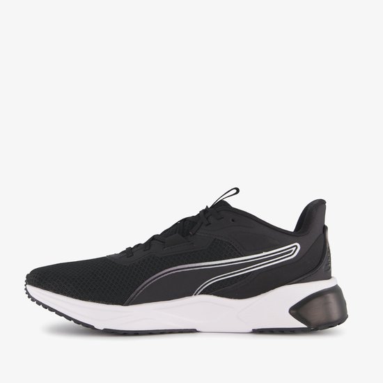 Zwarte PUMA sportschoen met witte zool, zijstrepen en logo.