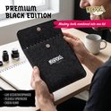 Man houdt een luxe zwart etui vast met het Joya Creative logo, voor de fineliners master kit.
