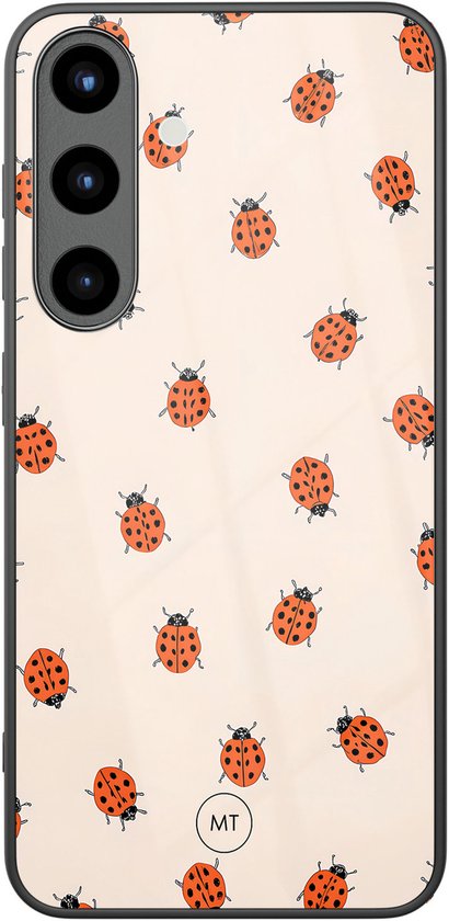 Coque rose clair avec un motif de coccinelles noires et oranges.