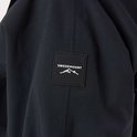 Détail d'un manteau noir avec un écusson logo représentant 'SWEDEMOUNT' et une montagne.