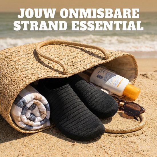 Zwarte waterschoenen in een rieten strandtas, met handdoek en zonnebrandcrème.