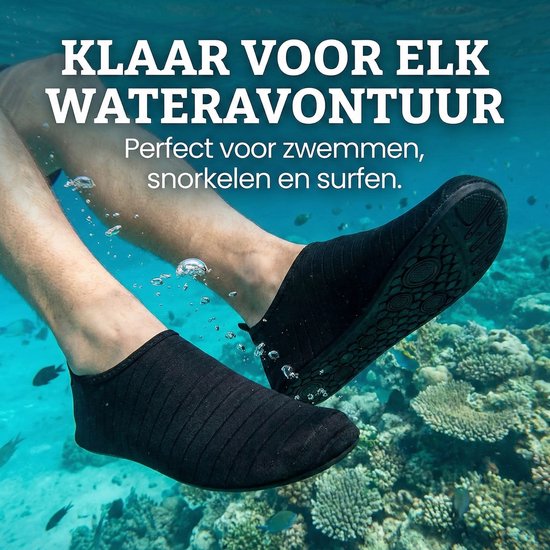Zwarte waterschoenen, gedragen op een koraalrif, perfect voor elk wateravontuur.