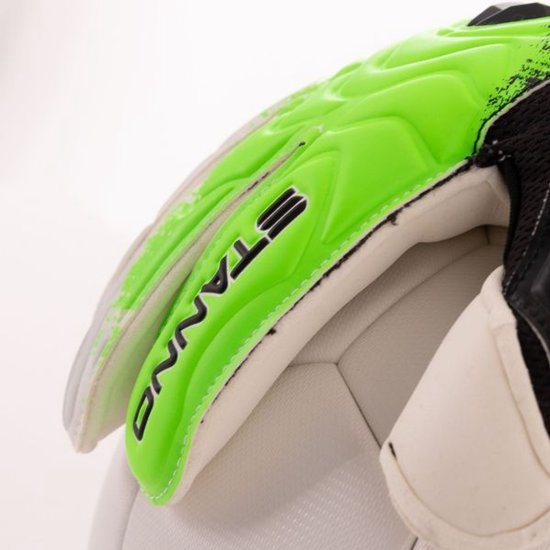Felgroene keepershandschoen met STANNIO logo op een witte voetbal.