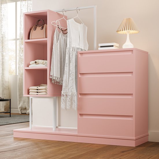 Roze kast met open vakken en hanggedeelte, met tas, jurken en opgevouwen kleding.