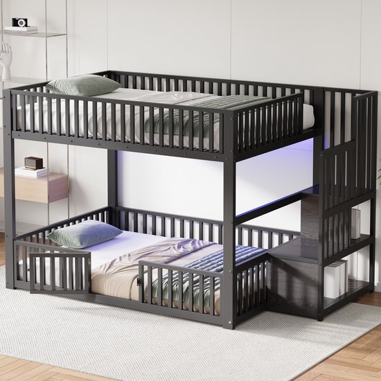 Zwart metalen stapelbed met led-verlichting, opgemaakte bedden, opbergtrapje en kussens.