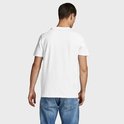 Man in een wit T-shirt en blauwe spijkerbroek, rug zichtbaar, staand.
