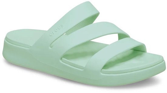 Mintgroene Crocs teenslipper met drie dunne bandjes over de wreef.