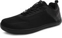 Zwarte lage sneaker met mesh en leren accenten, op een witte achtergrond.
