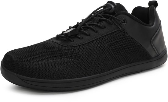 Zwarte lage sneaker met mesh en leren accenten, op een witte achtergrond.