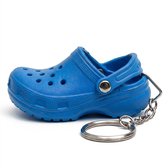 Blauwe mini-schoen sleutelhanger met metalen ring en ketting.