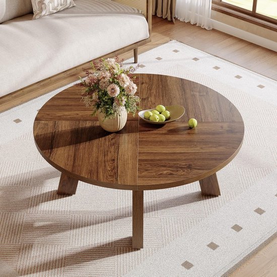 Ronde salontafel met walnoothouten afwerking, vierkante patronen op het tafelblad en een decoratief vloerkleed.