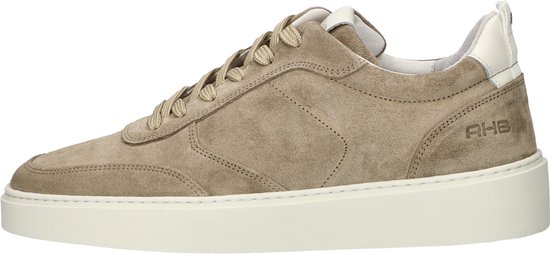 Taupe suède sneaker met veters, witte zool en beige veters. RHB logo op de zijkant.