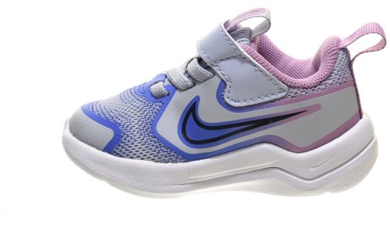 Lichtgrijze Nike sneaker met paarse accenten, blauwe Swoosh en klittenbandsluiting.