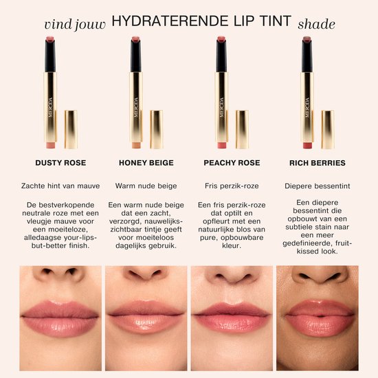 Vier sets met gouden lippenstiftkokers. Van links naar rechts: Dusty Rose, Honey Beige, Peachy Rose, Rich Berries. Toont lipkleuren onderaan.