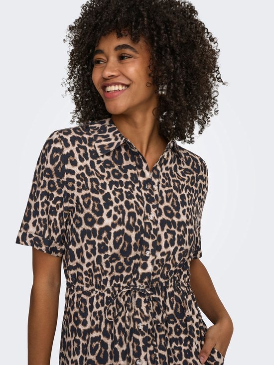 Close-up van een model in een midi-jurk met luipaardprint en korte mouwen.