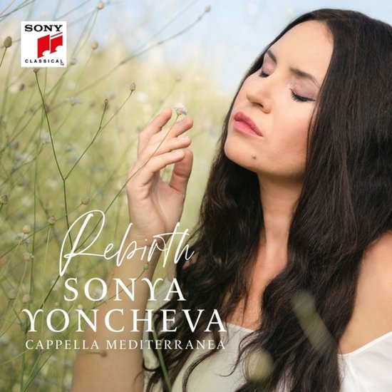 Sony Classical: Rebirth met Sonya Yoncheva, Cappella Mediterranea. Vrouw met gesloten ogen in een veld.
