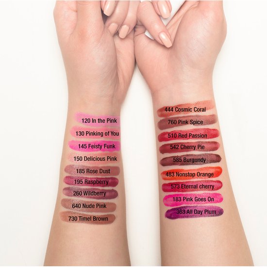 Lippenstift kleurstalen op twee armen. De linkerarm toont roze en paarse tinten, de rechterarm toont rode en nude tinten.