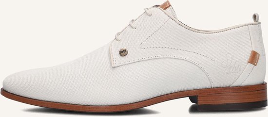 Witte schoen met gesp en bruine zool.