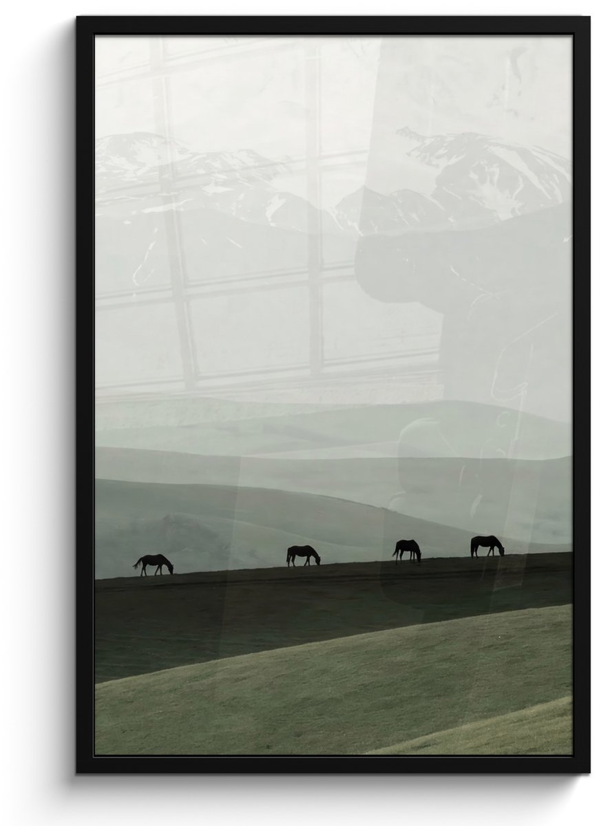 FrameYourWall Poster in lijst - Fotolijst 60x90 cm - Posters - Grijs - Berg - Paarden - Posterlijst zwart - Decoratie - Wanddecoratie woonkamer - Muurdecoratie slaapkamer