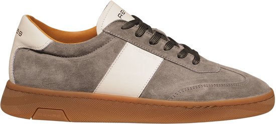 Grijze suède sneaker met witte zijstreep en bruine zool.