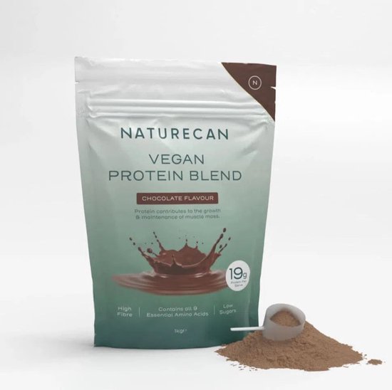 Naturecan Vegan Protein Blend chocoladesmaak. Zak met 1kg, bruine schep met poeder en chocoladesplash.