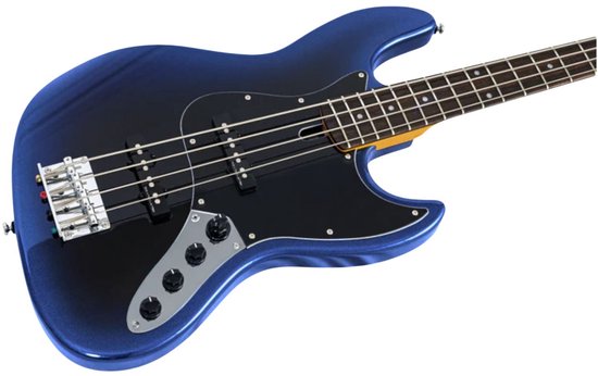 Studio-opname van een blauwe 4-snarige Jazz basgitaar met zwarte slagplaat en chrome hardware, gezien vanaf de zijkant.