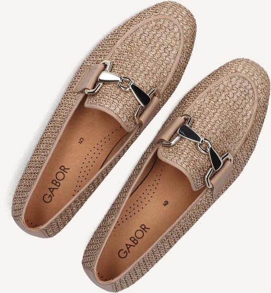 Gabor instappers in gevlochten beige stof met Gabor logo en gouden bit op de neus.