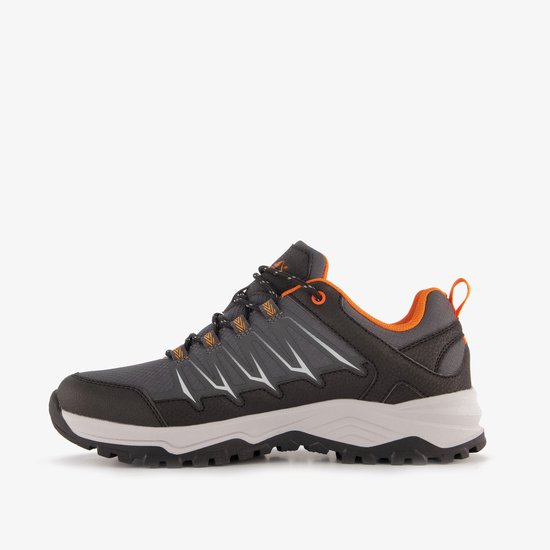 Grijze en zwarte wandelschoen met oranje accenten, witte lijnen en stevige zool.
