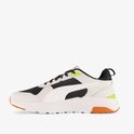 Witte leren sneaker met zwarte mesh, witte Puma-streep, oranje zool en felgroene accenten.