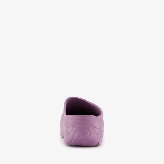 Achterkant van een paarse klomp met een dikke, golvende zool.