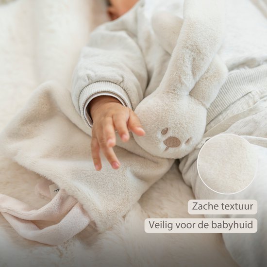 Zacht, crèmekleurig konijnen knuffeldoekje met geborduurde oogjes en neus. Extra zachte textuur.