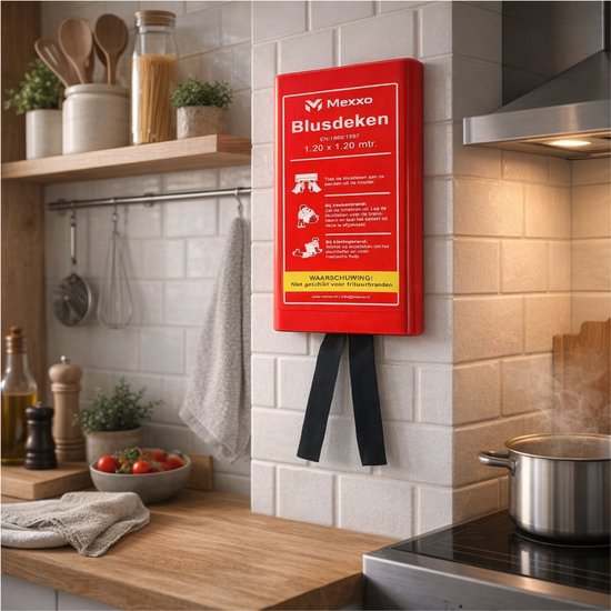 Rode Mexxo blusdeken in hardcase, gemonteerd aan een betegelde muur in een keuken, naast een kookplaat.
