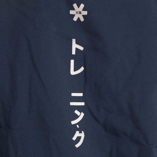 Close-up van marineblauwe softshell jas met Japanse tekst.