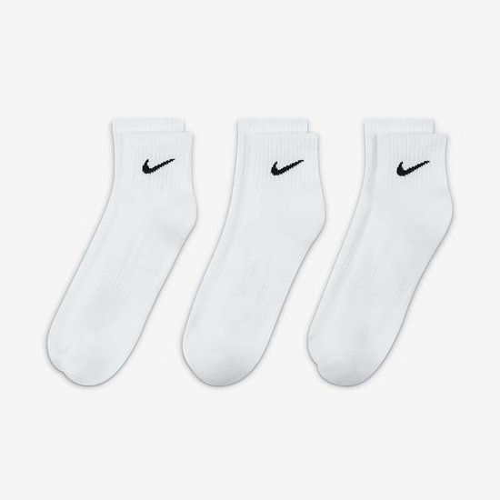 Drie paar witte Nike enkelsokken met zwart Nike logo.