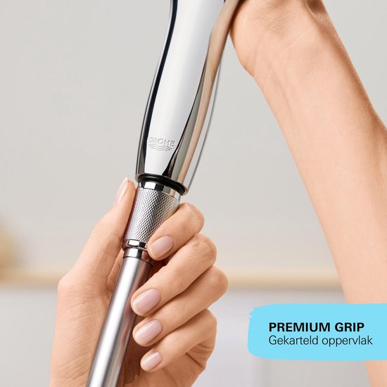 Hand houdt de zilverkleurige douchekop vast met 'PREMIUM GRIP' tekst.