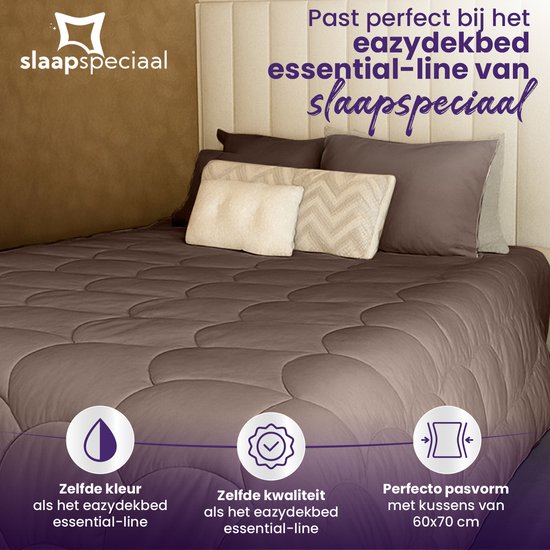 Een bed met bruine dekbedden en een stapel kussenslopen in verschillende tinten bruin, met een slaapspeciaal logo.