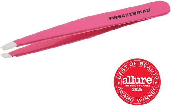 Roze Tweezerman pincet met schuine punten en het "TWEEZERMAN" logo. Ernaast een Allure Best of Beauty Award 2025 medaille.