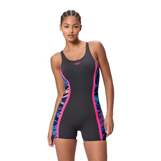 Sportbadpak met Speedo-logo, zwart met roze, blauwe en roze camouflageprint op de zijkanten.