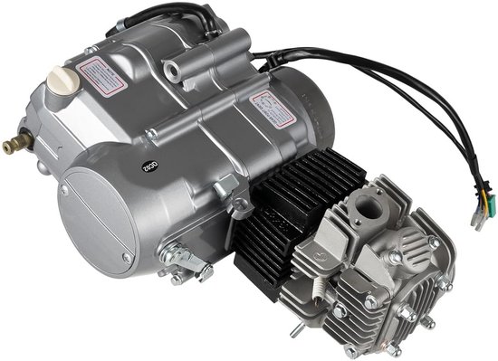 Moteur 4 temps argenté de 125cc, avec ailettes de refroidissement sur la culasse et câblage électrique.