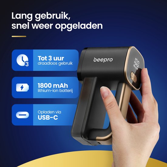 Een hand houdt een zwarte en gouden pluizenverwijderaar vast met een digitaal display. De tekst geeft informatie over 3 uur draadloos gebruik, 1800 mAh batterij en opladen via USB-C.