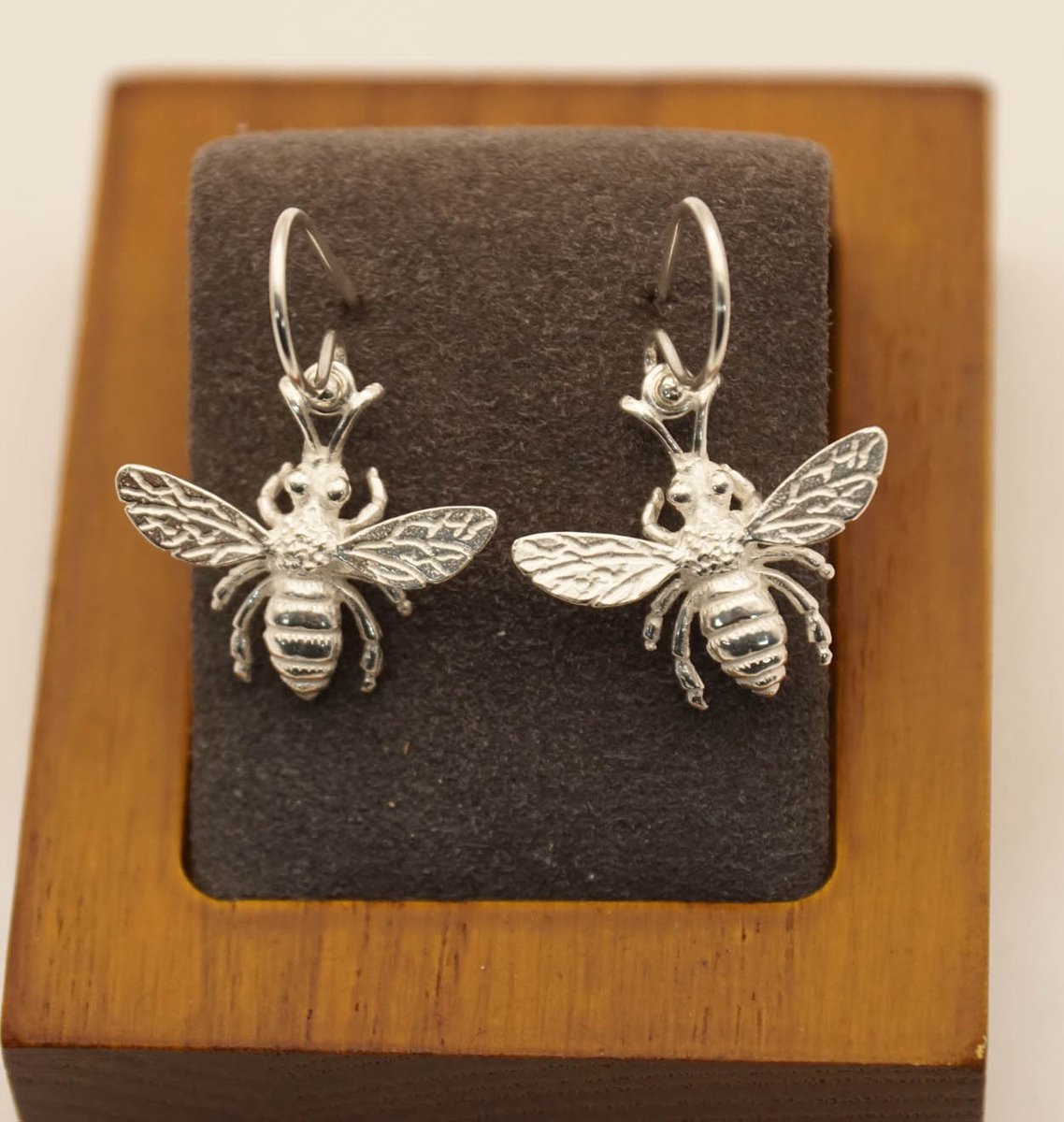 Zilveren oorbellen bijen - oorhanger bijen van 925 zilver - zilveren insekten oorhangers - dames oorbellen van vliegend insekt - prachtige dieren oorbellen van zilver