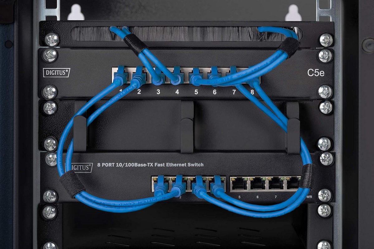 16-Poorts Gigabit Netwerk Switch zonder Ventilator en 1U Netwerkkast Plank